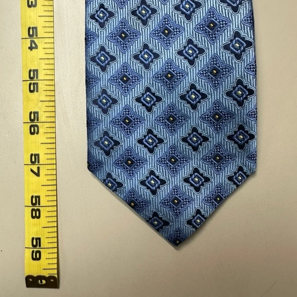 Bruno Piattelli Mens Blue Geometric Medallion Pure Silk Necktie Made in USA 4in